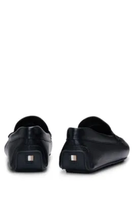 Mocasines estilo driver de piel granulada con logo en la correa