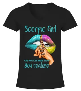 Scorpio Girl Knows More Than She Says T-shirt Camiseta cuello pico Mujer